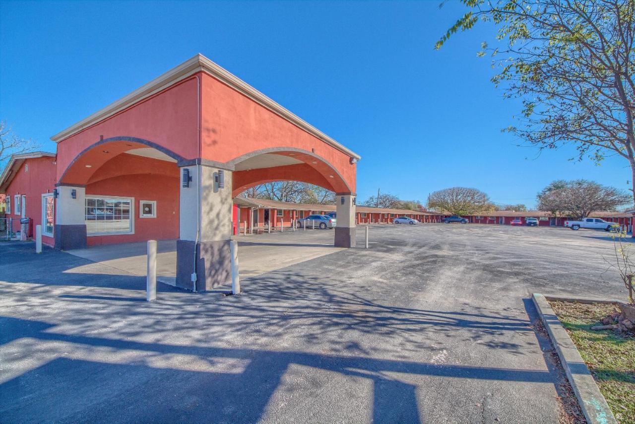 Amber Sky Motel Uvalde Exterior photo